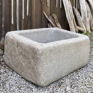 Nr. 15 Granitbrunnen